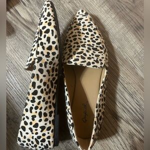 Pointy dress shoes
Size 6